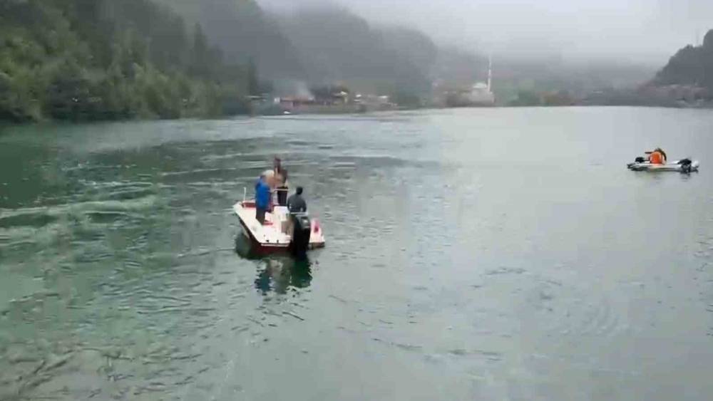 Uzung&ouml;l&rsquo;e d&uuml;şen &ccedil;antayı kurtarmak i&ccedil;in suya atlayan 2 Arap turistten 1&rsquo;i kurtuldu, birisi kayıp

