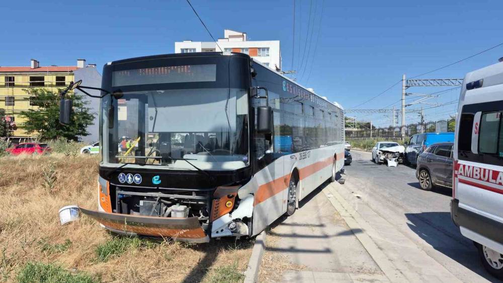 Eskişehir&rsquo;de 2 belediye aracının &ccedil;arptığı otomobildeki 2 kişi yaralandı

