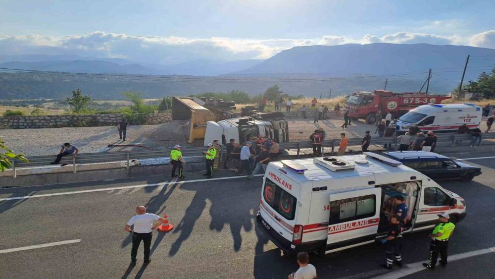 Devrilen &ccedil;akıl y&uuml;kl&uuml; tır alev aldı: 1 yaralı
