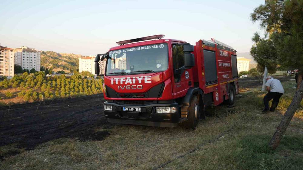 Yerleşim yerine yakın otluk alanda &ccedil;ıkan yangın korkuttu
