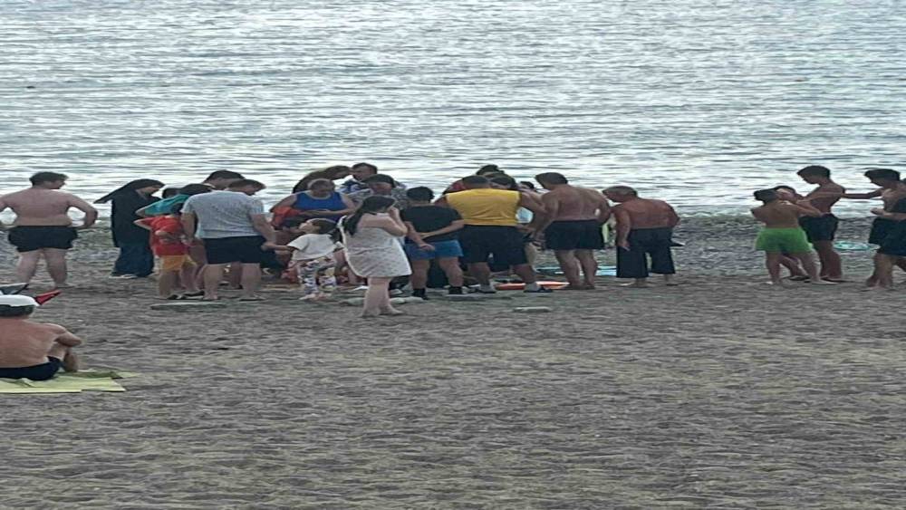 Filyos sahilinde korkutan anlar, kramp giren vatandaşı cankurtaranlar kurtardı
