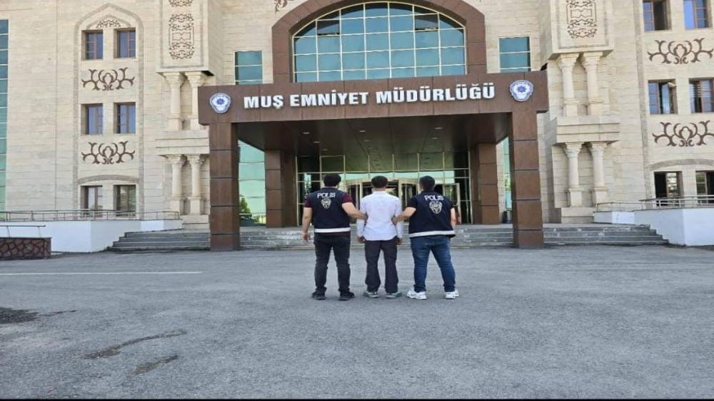 Muş&rsquo;ta aranan h&uuml;k&uuml;ml&uuml; yakalandı, cezaevine g&ouml;nderildi
