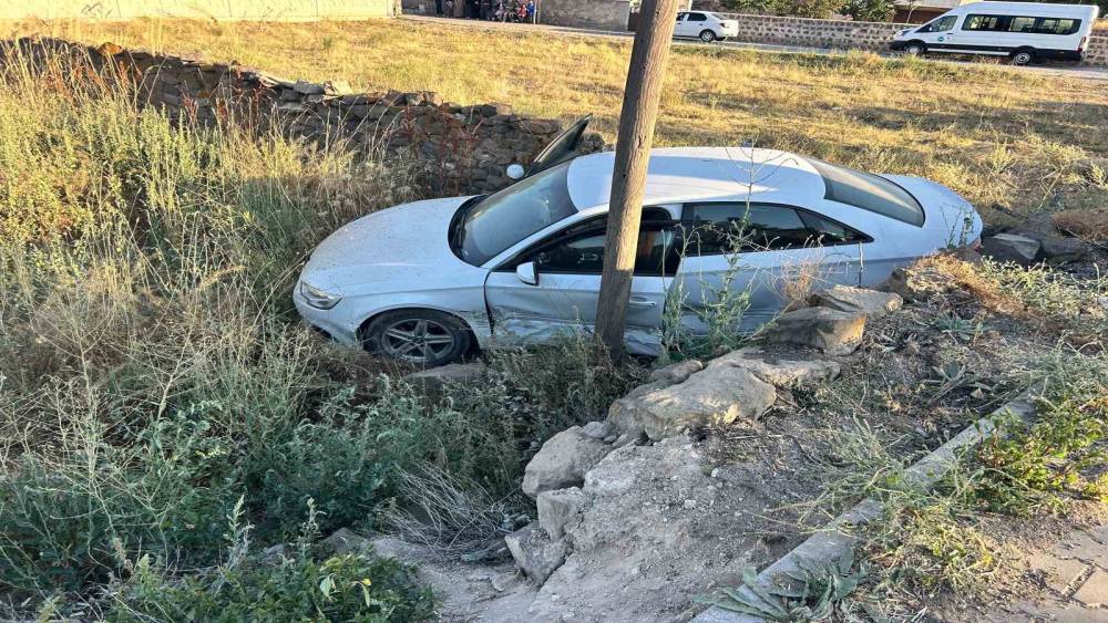 Yoldan &ccedil;ıkan otomobil, araziye girdi: 2 yaralı
