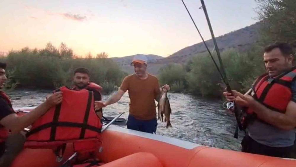 Suların y&uuml;kselmesi sonucu nehir ortasındaki adada mahsur kalan 2 kişi kurtarıldı
