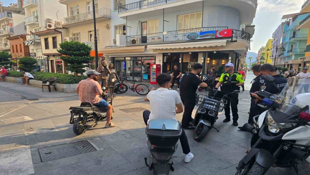Marmaris &Ccedil;arşısı&rsquo;nda motosikletlere ortak denedim
