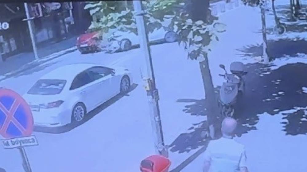 Eskişehir&rsquo;de U d&ouml;n&uuml;ş&uuml; yapan otomobile başka bir otomobilin &ccedil;arpma anı kamerada
