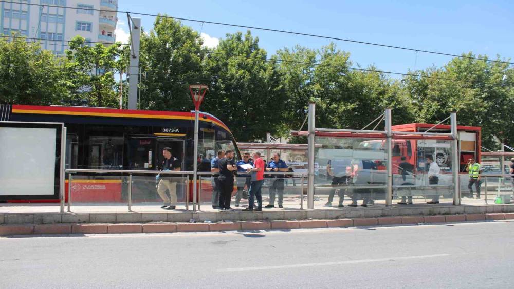 Tramvayın &ccedil;arptığı gen&ccedil; kadın ağır yaralandı
