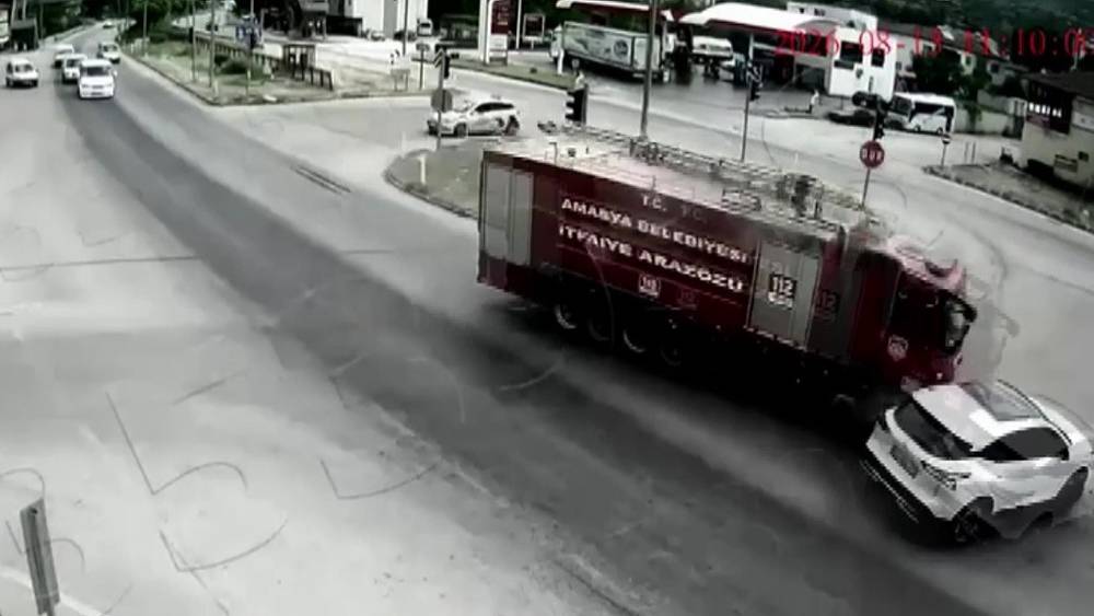 Amasya&rsquo;da yangına giden itfaiye aracı otomobile &ccedil;arptı
