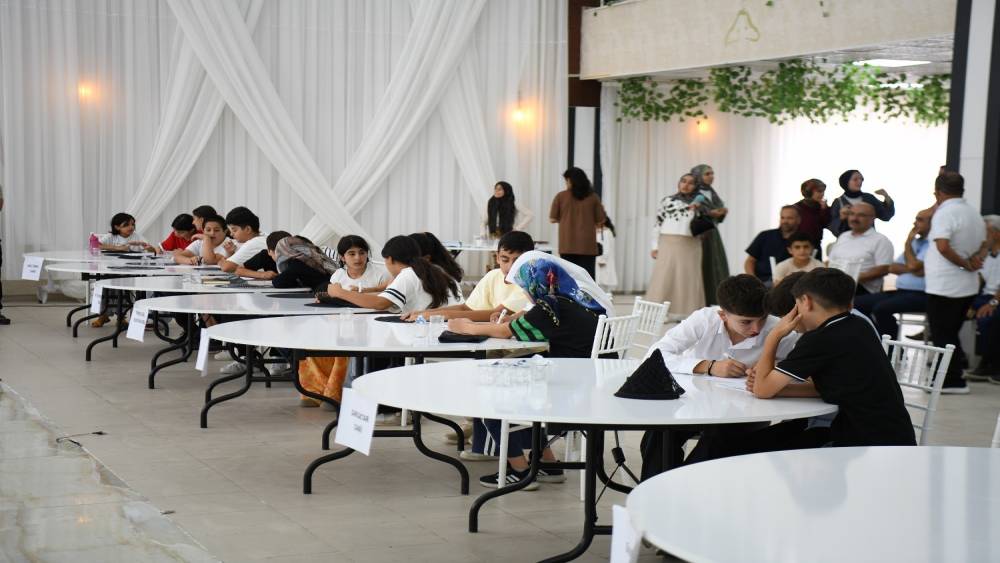 Minik kalpler Kur&rsquo;an-ı Kerim i&ccedil;in yarıştı, &ouml;d&uuml;ller sahiplerini buldu
