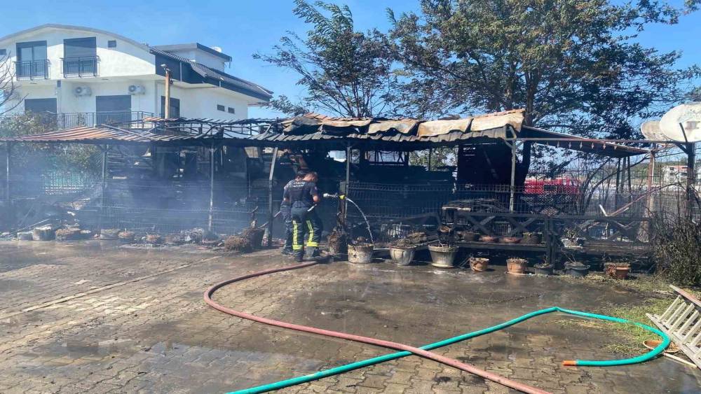 Antalya&rsquo;da baraka yangında k&uuml;le d&ouml;nd&uuml;, alevler villa ve lojmanlara sı&ccedil;ramadan s&ouml;nd&uuml;r&uuml;ld&uuml;
