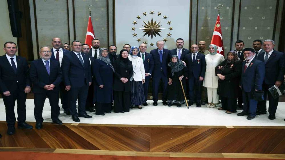 Cumhurbaşkanı Erdoğan: "Şimdiye kadar şehitlerimizin emanetlerine ve gazilerimize devletimizin t&uuml;m imk&acirc;nlarını seferber ederek sahip &ccedil;ıktık"
