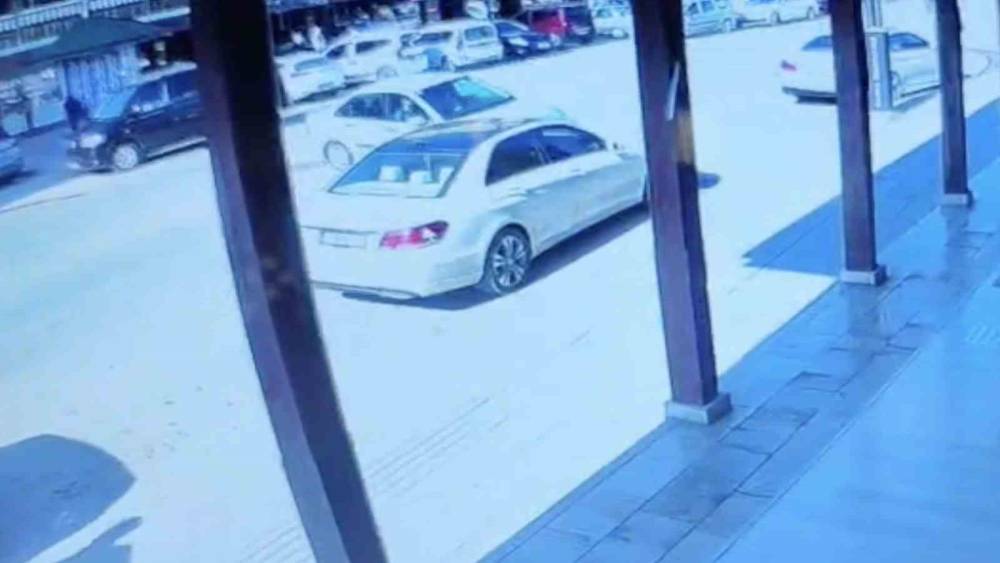 Park halindeki ara&ccedil;lara &ccedil;arpan alkoll&uuml; s&uuml;r&uuml;c&uuml;ye 50 bin lira ceza
