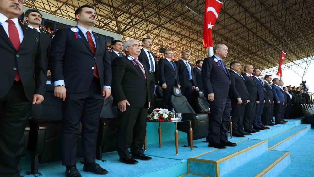 Cumhurbaşkanı Erdoğan: "Birileri 30 yıl &ouml;ncesinin kodları i&ccedil;inde gelişmeleri ele almaya &ccedil;alışırken, biz yeni sistemin kutup başlarından biri olmak i&ccedil;in ne gerekiyorsa onu yapıyoruz"

