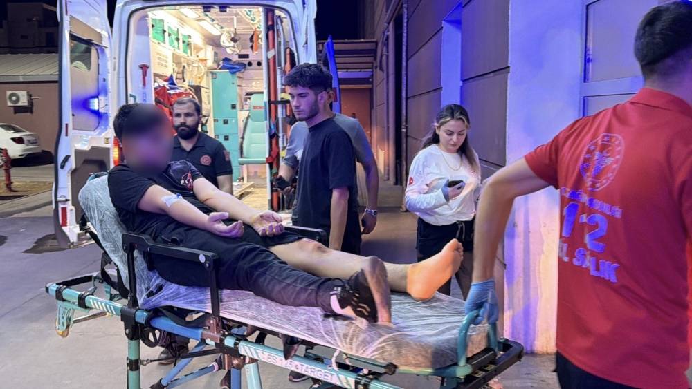 Kontrolden &ccedil;ıkan motosiklet devrildi: 1 yaralı
