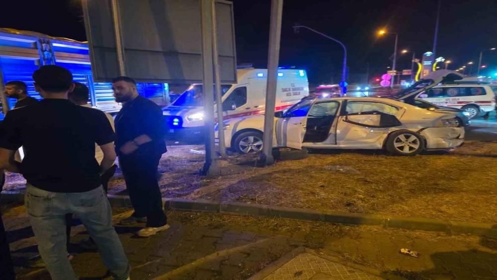 Bing&ouml;l&rsquo;de otomobil ile tır &ccedil;arpıştı: 5 yaralı
