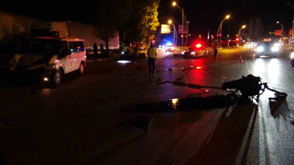 Ağaca &ccedil;arpan minib&uuml;s&uuml;n motoru yola fırladı: 2 yaralı
