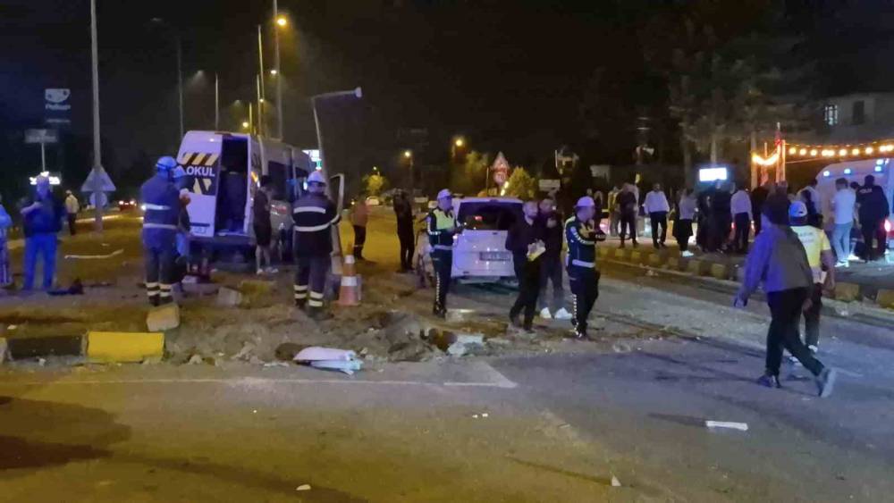 D&uuml;ğ&uuml;n d&ouml;n&uuml;ş&uuml; feci kaza: 21 yaralı!
