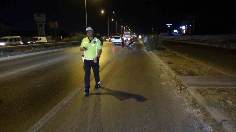 Manavgat&rsquo;ta motosiklet yayaya &ccedil;arptı: 1&rsquo;i ağır 2 yaralı
