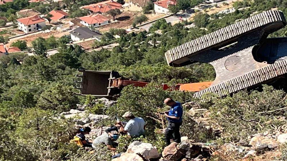 Antalya&rsquo;da iş makinesi 60 metrelik u&ccedil;uruma yuvarlandı operat&ouml;r yaralı kurtuldu
