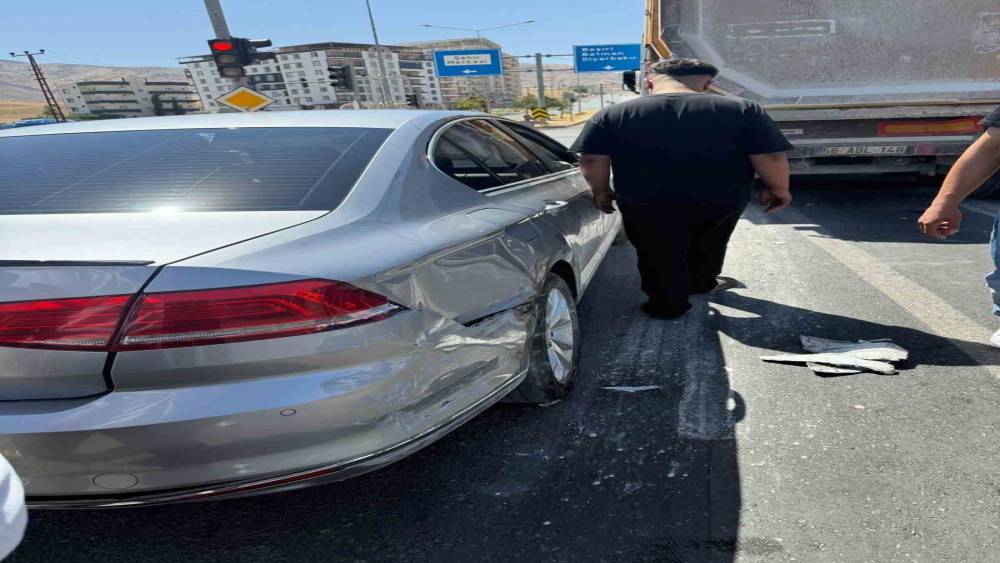 Siirt&rsquo;te kamyon, kırmızı ışıkta bekleyen ara&ccedil;lara &ccedil;arptı
