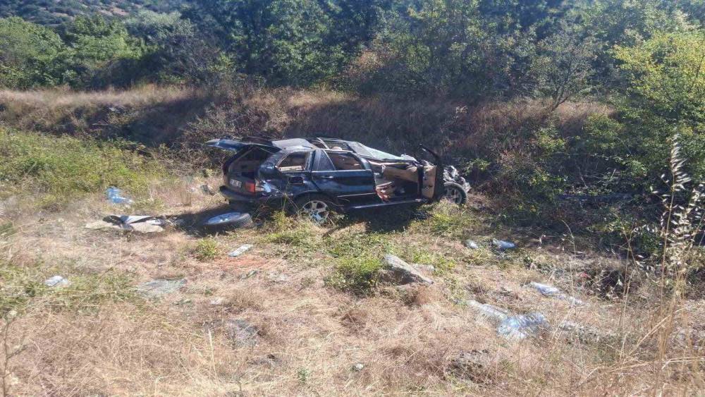 Bilecik&rsquo;te otomobil ref&uuml;je &ccedil;arptı: 2 yaralı
