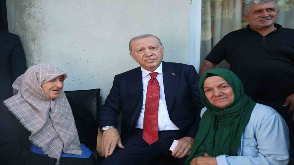 Cumhurbaşkanı Erdoğan Rize&rsquo;de komşularını ziyaret etti
