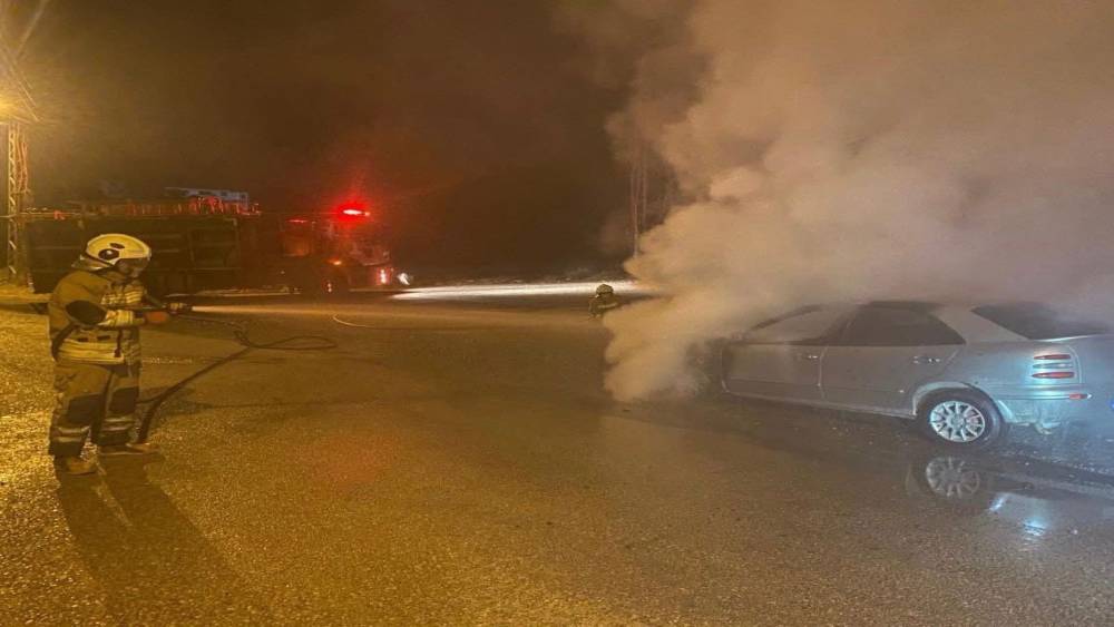 Payas&rsquo;ta otomobilin motorundan alevler y&uuml;kseldi
