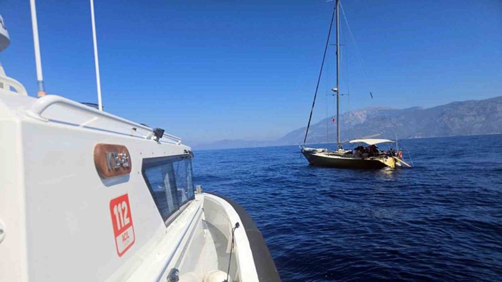 Yelkenli teknede 16&rsquo;sı &ccedil;ocuk 64 d&uuml;zensiz g&ouml;&ccedil;men yakalandı
