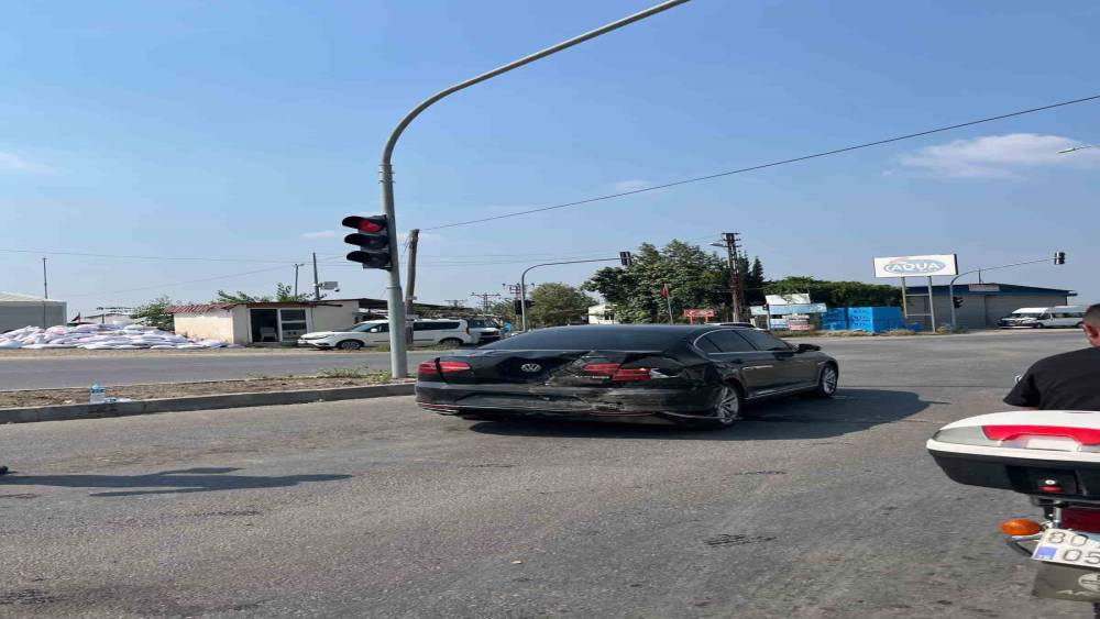 Osmaniye&rsquo;de iki otomobil &ccedil;arpıştı: 3 yaralı
