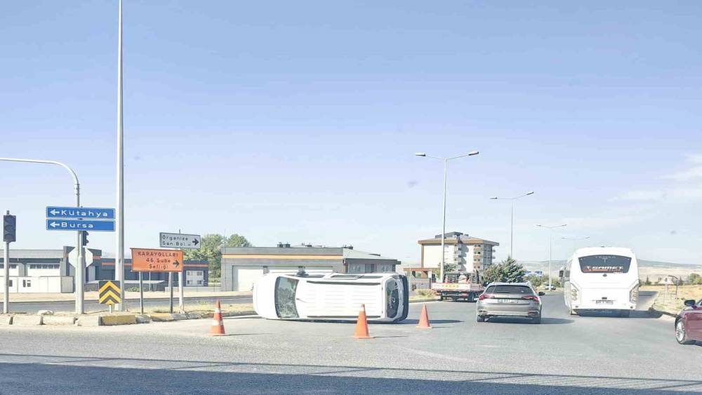 Eskişehir&rsquo;de hafif ticari ara&ccedil; devrildi: 5 yaralı
