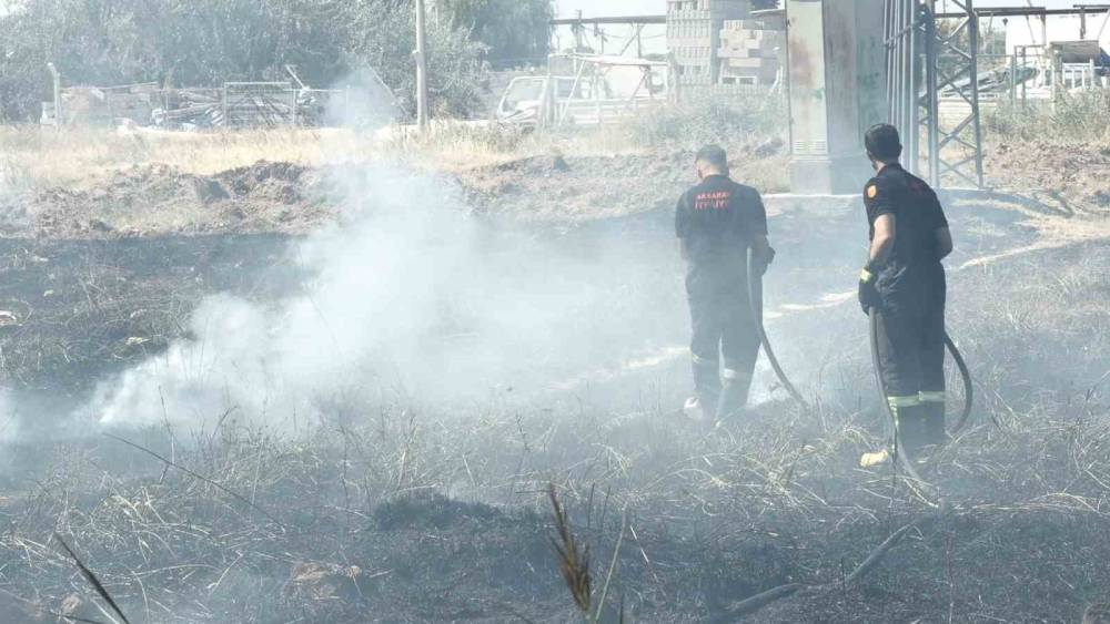 Aksaray&rsquo;da kurumuş otların tutuşması ile yangın &ccedil;ıktı
