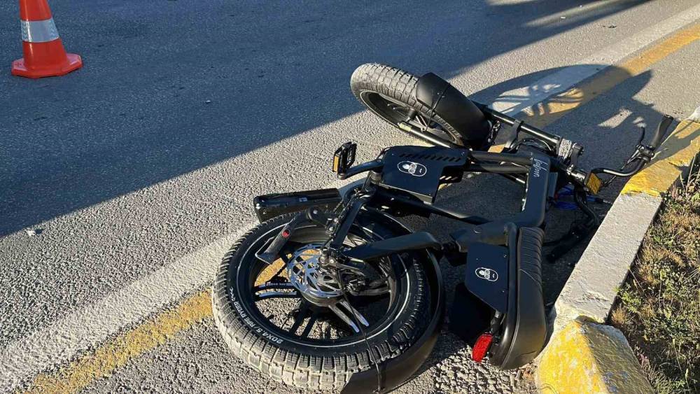 &Ccedil;orum&rsquo;da minib&uuml;s&uuml;n &ccedil;arptığı elektrikli bisikletli &ccedil;ocuk yaralandı
