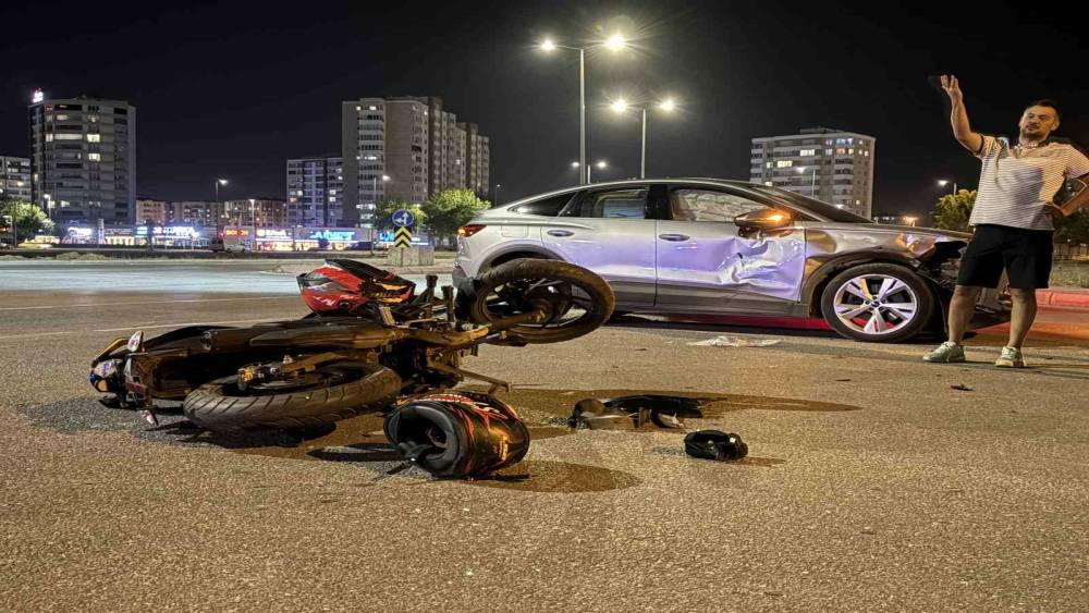 Kayseri&rsquo;de otomobille &ccedil;arpışan motosikletin s&uuml;r&uuml;c&uuml;s&uuml; yaralandı
