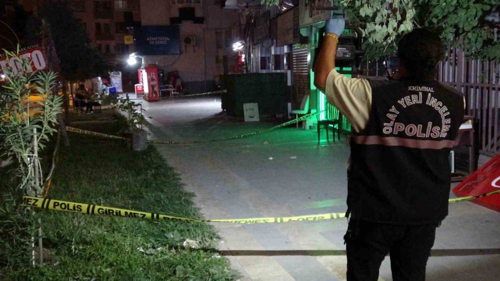 21 yaşındaki gen&ccedil; bı&ccedil;aklı kavgada ağır yaralandı
