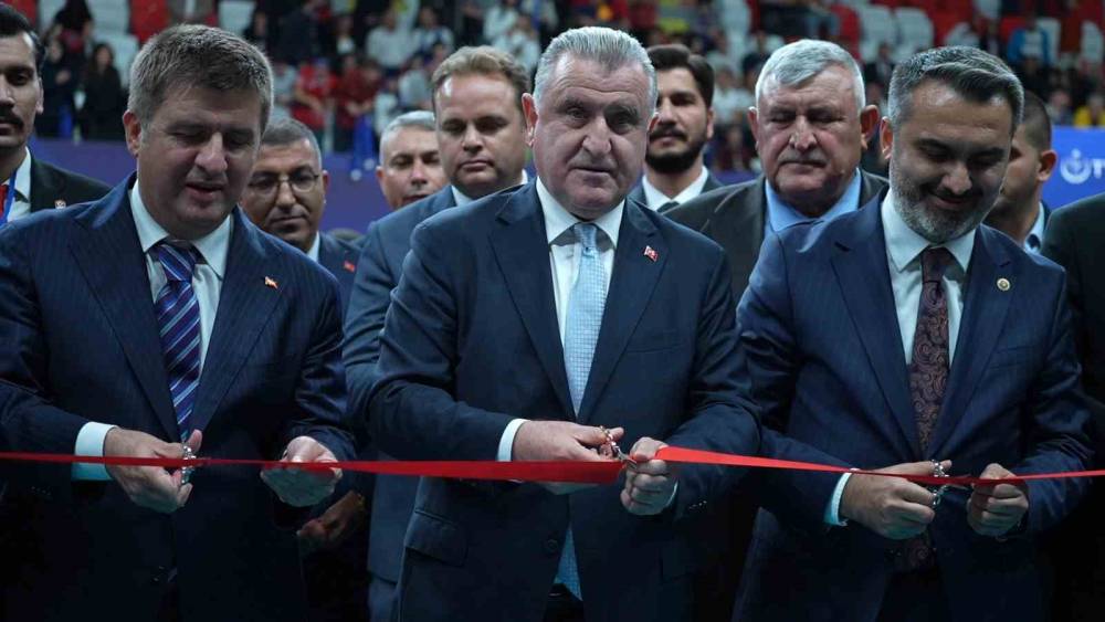 Gen&ccedil;lik ve Spor Bakanı Bak, Kırıkkale&rsquo;de yeni spor salonunun a&ccedil;ılışını yaptı
