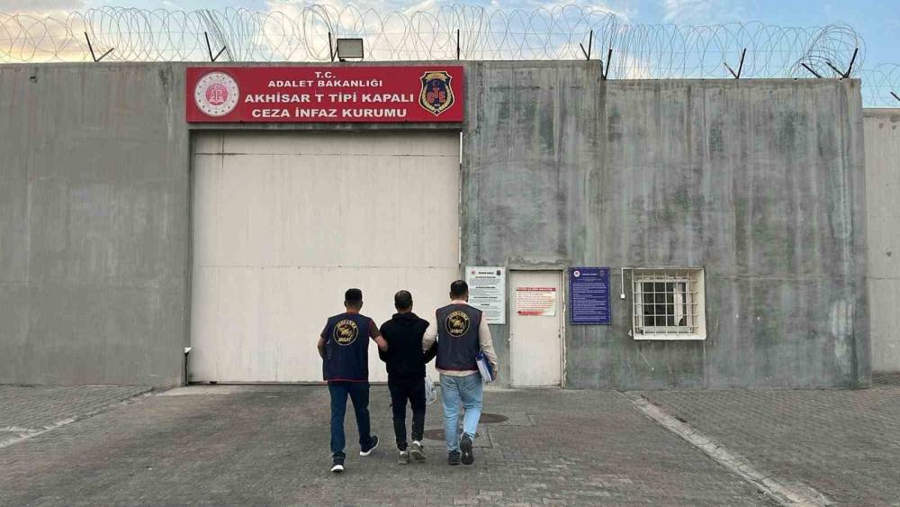 Manisa&rsquo;da 78 yıl 11 ay hapis cezasıyla aranan şahıs yakalandı
