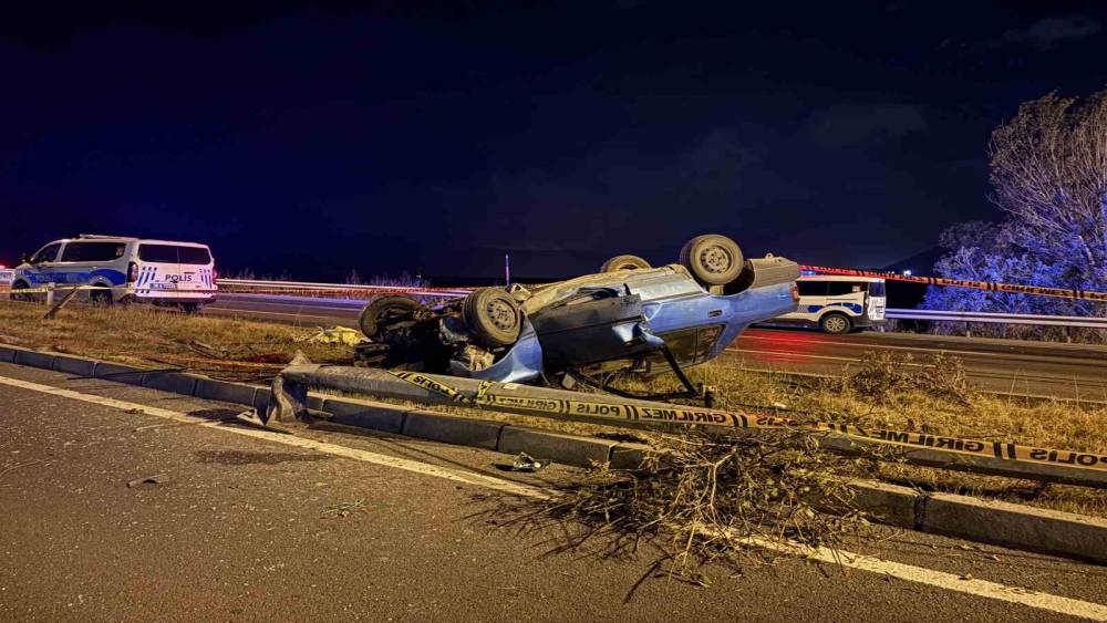 Kayseri&rsquo;de aydınlatma direğine &ccedil;arpan otomobil takla attı: 2 ağır yaralı

