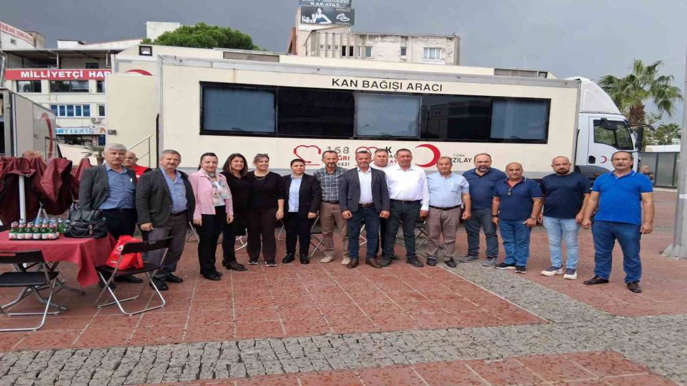 Aliağalı muhtarlardan Kızılay&rsquo;a kan bağışı
