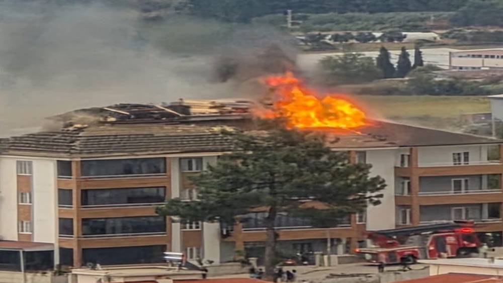 Buldan&rsquo;da apartmanın &ccedil;atısı alevlere teslim oldu
