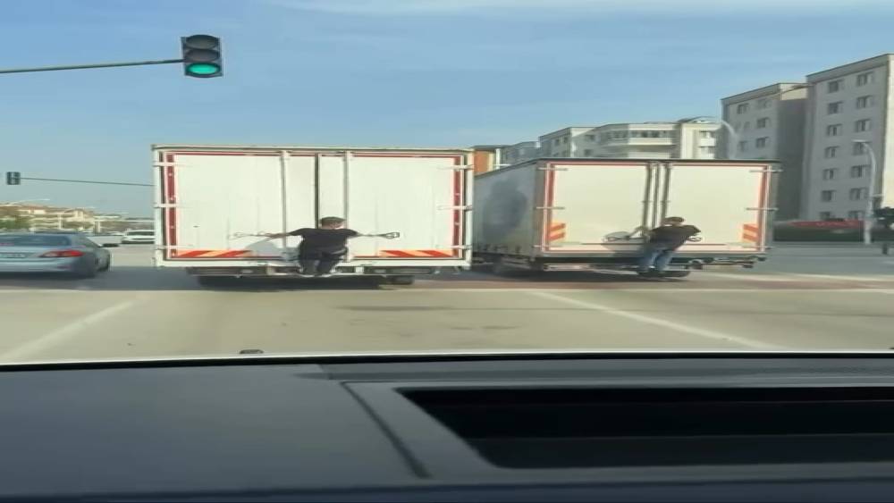 &Ccedil;ocukların tehlikeli oyunu kamerada
