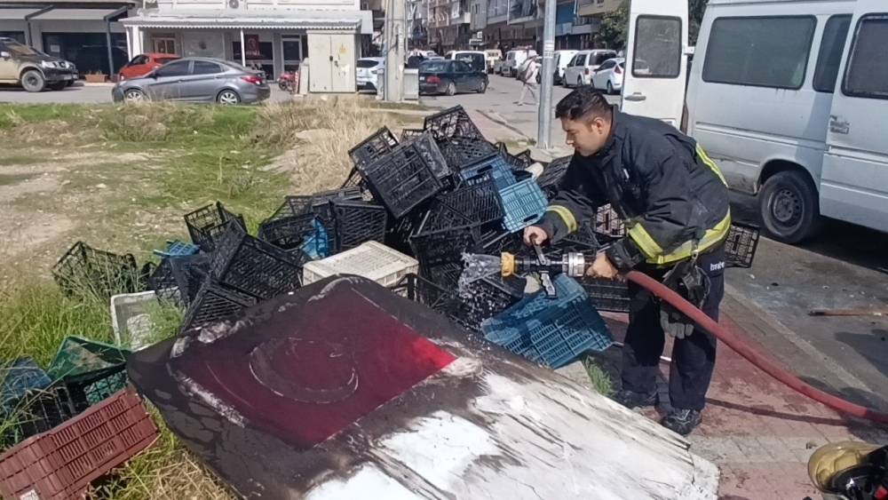 Yanan aracı s&ouml;nd&uuml;ren itfaiyenin suyu, T&uuml;rk bayrağı i&ccedil;in aktı
