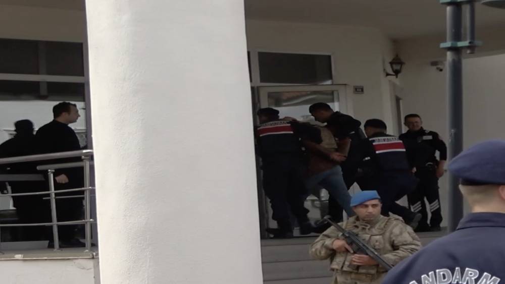 Tarlada tartıştığı 4 kişiyi &ouml;ld&uuml;ren zanlı adliyeye sevk edildi
