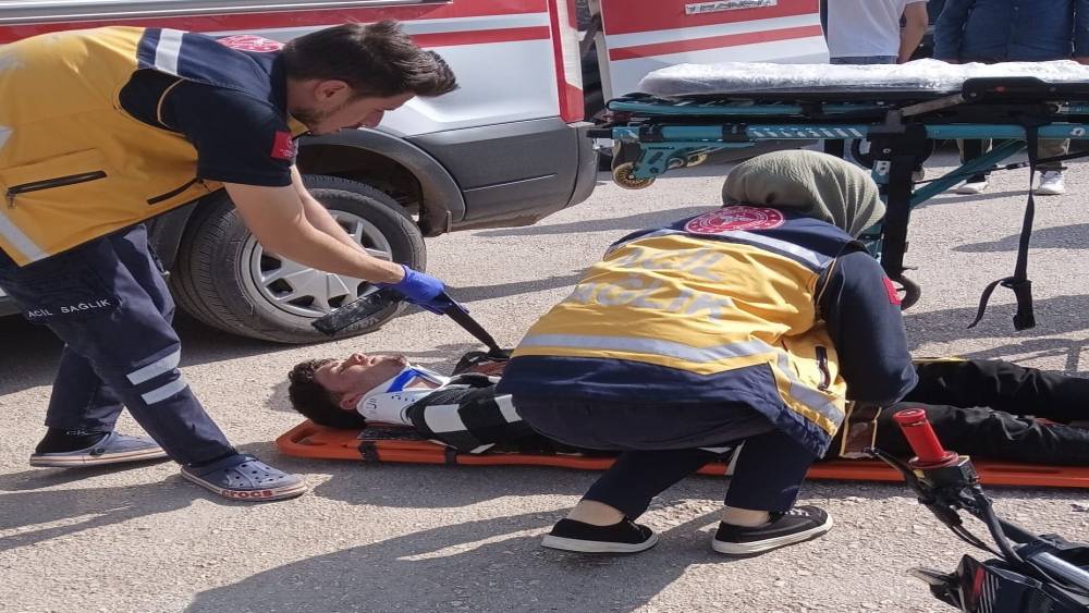 G&ouml;lbaşı&rsquo;nda iki otomobil &ccedil;arpıştı: 1 yaralı
