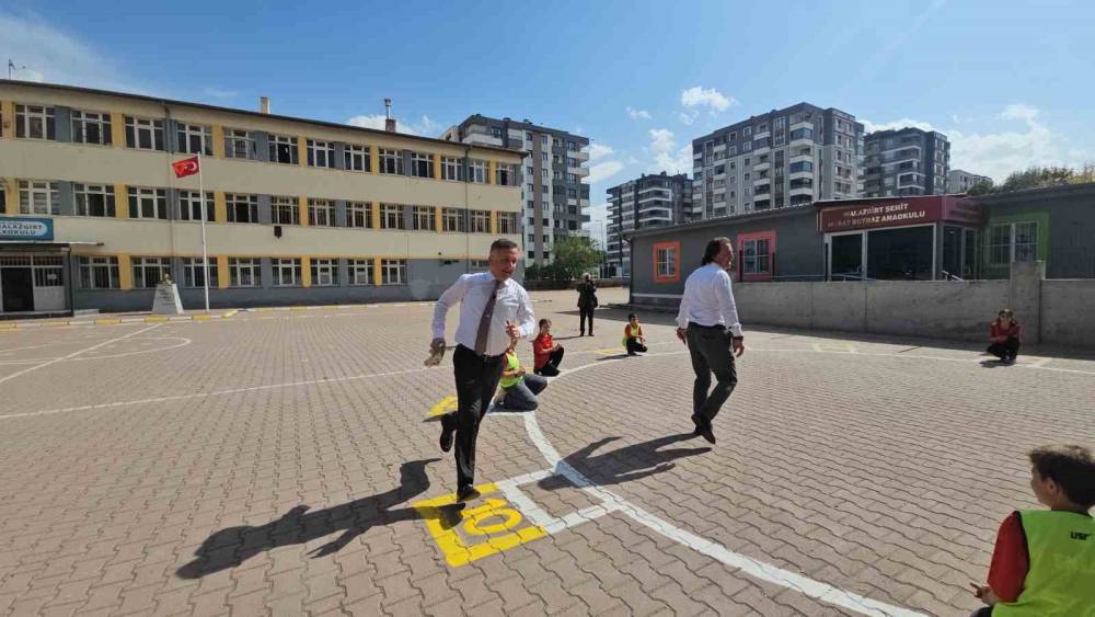 Milli eğitim m&uuml;d&uuml;r&uuml; "Maaarif&rsquo;in heyecanını" &ouml;ğrencilerle beraber yaşadı, oyun oynadı
