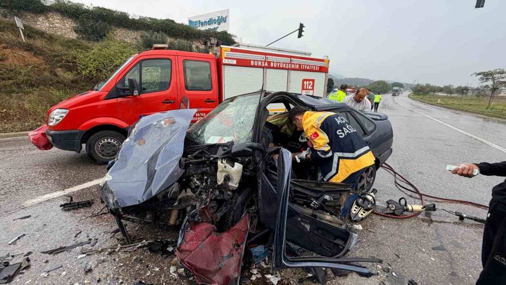 Bursa-Yalova kara yolunda kamyon ile otomobil &ccedil;arpıştı: 2 yaralı
