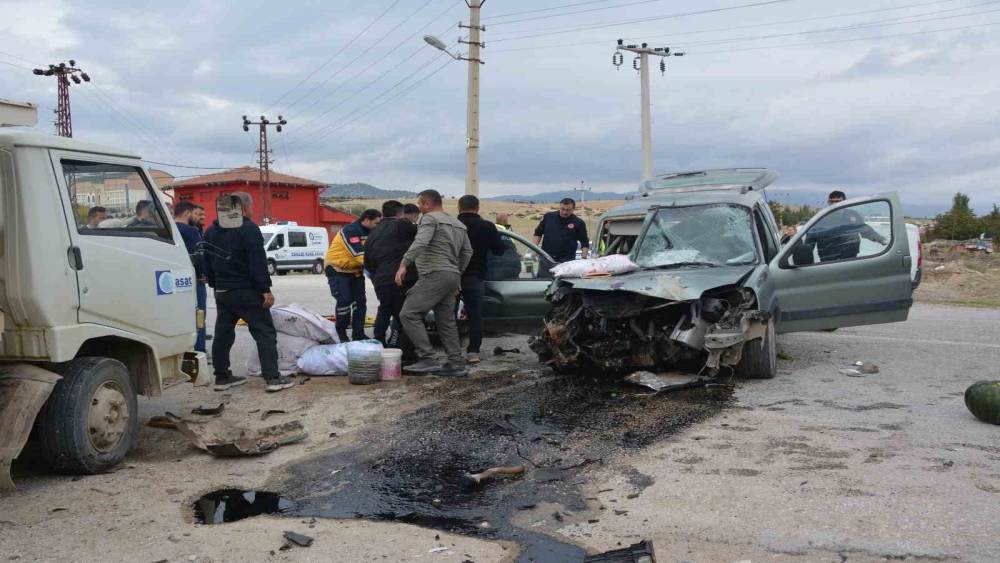 Antalya&rsquo;da iki kamyonet &ccedil;arpıştı: 1 &ouml;l&uuml;, 2 yaralı
