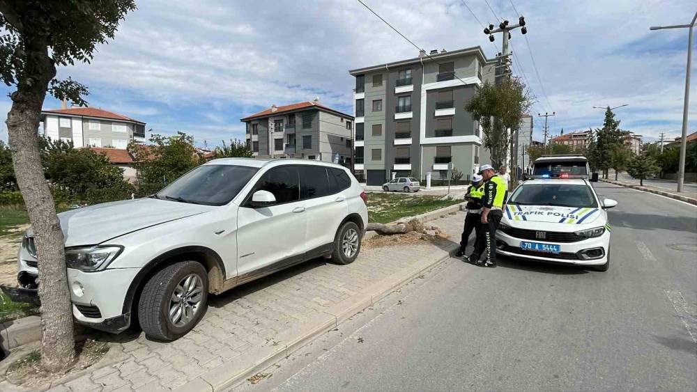 Karaman&rsquo;da kontrolden &ccedil;ıkan cip kaldırımdaki ağacı devirdi
