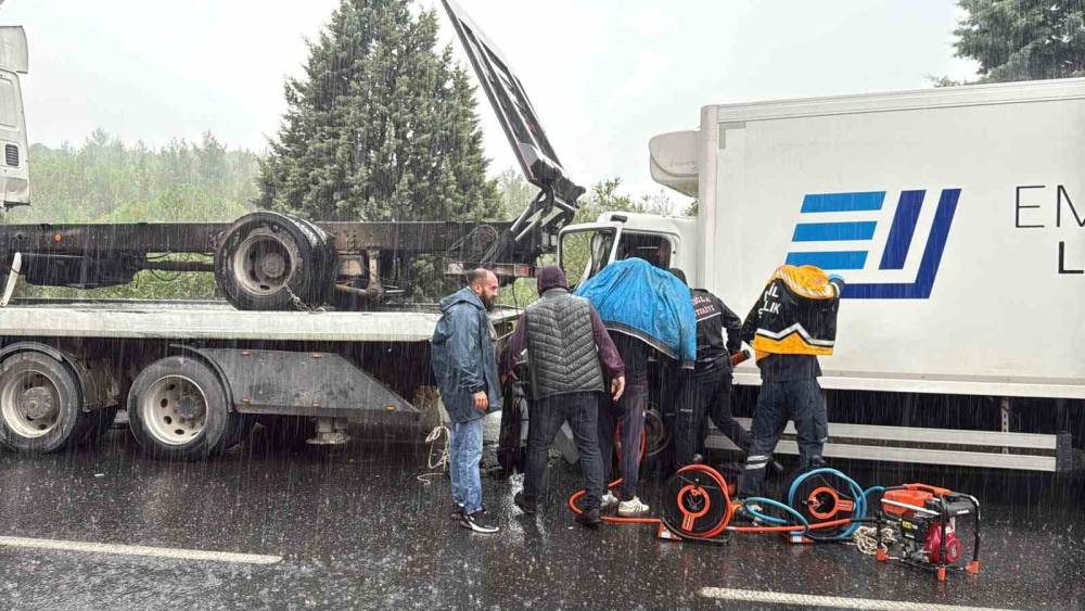 Menteşe&rsquo;de yağış kazayı beraberinde getirdi, şof&ouml;r ara&ccedil;ta sıkıştı
