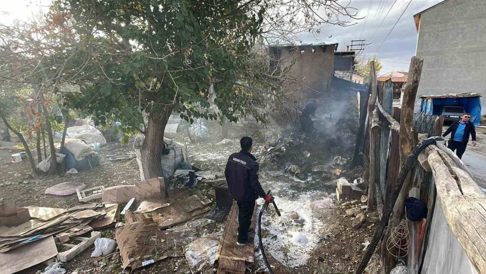 İtfaiye, evin çatısına sıçrayan yangını büyümeden söndürdü
