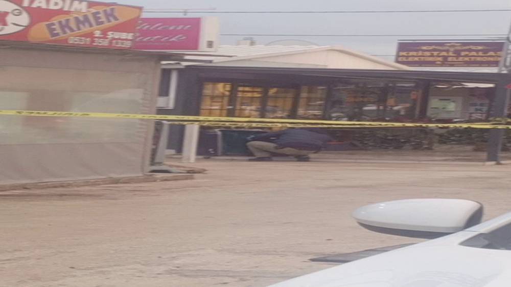 Ş&uuml;pheli &ccedil;antadan elbise &ccedil;ıktı
